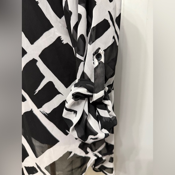 #5) Chico's Monochrome Abstract Button Down Shirt with Roll Up Sleeve - Picture 4 of 9